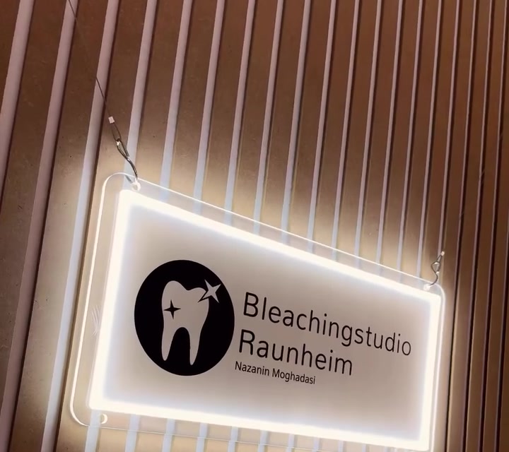 Leuchtschild des Bleachingstudio Raunheim an der Holzlamellenwand